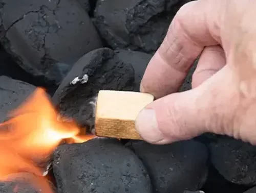 Cómo encender un fuego con encendedores